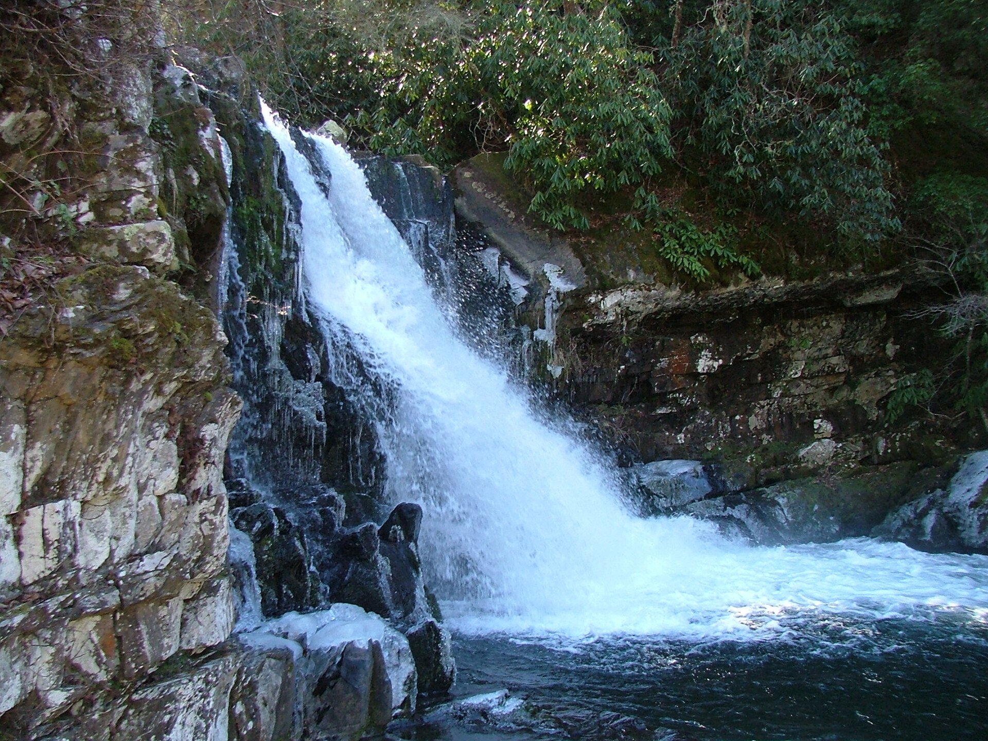 Close to the falls: a short drop, a lot of water
