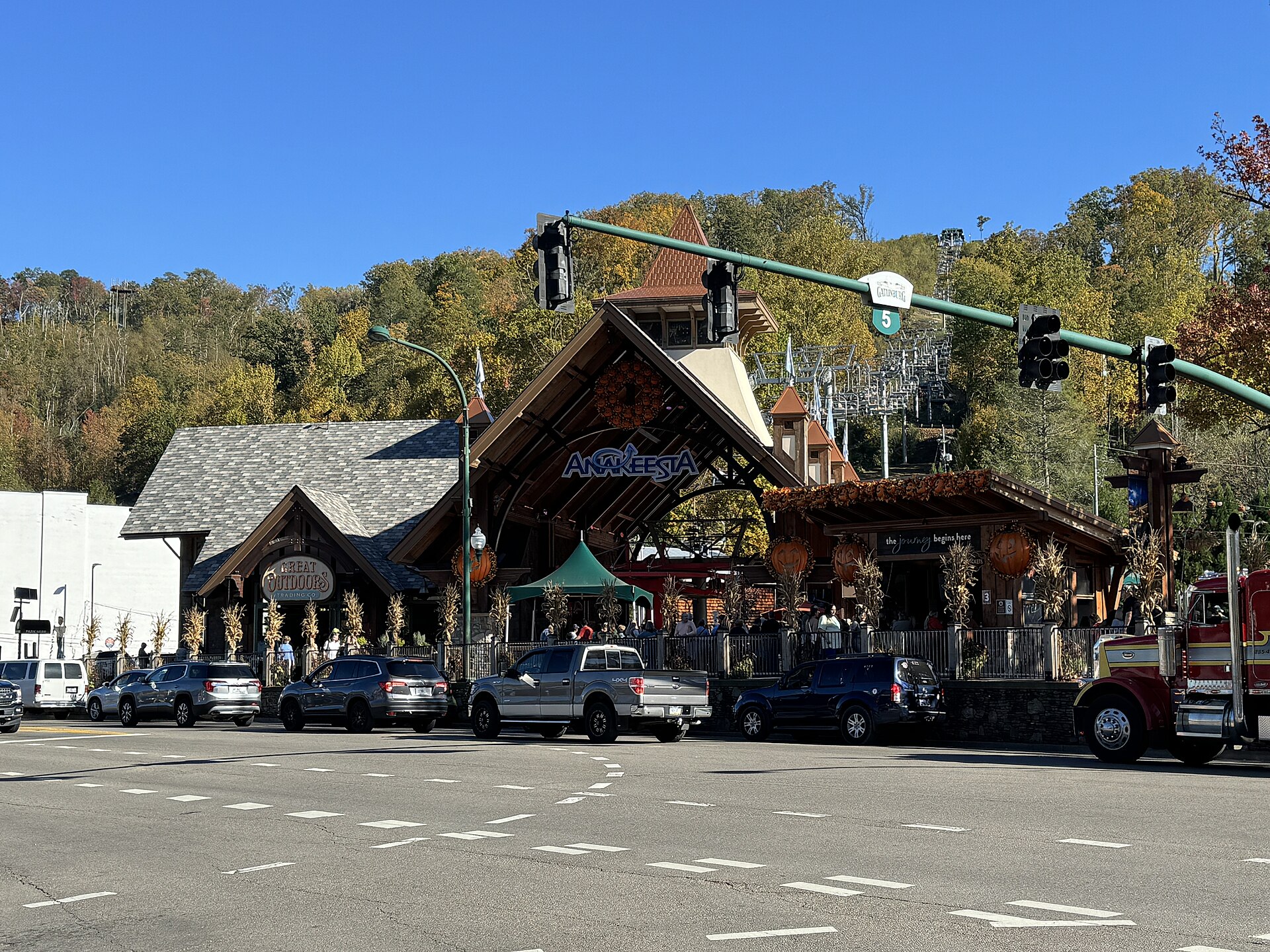 The Anakeesta base station on the Parkway, with the lift climbing behind