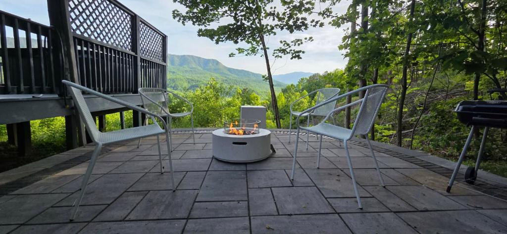 Chairs around the fire table on the lower patio · © Barenberg Cabin