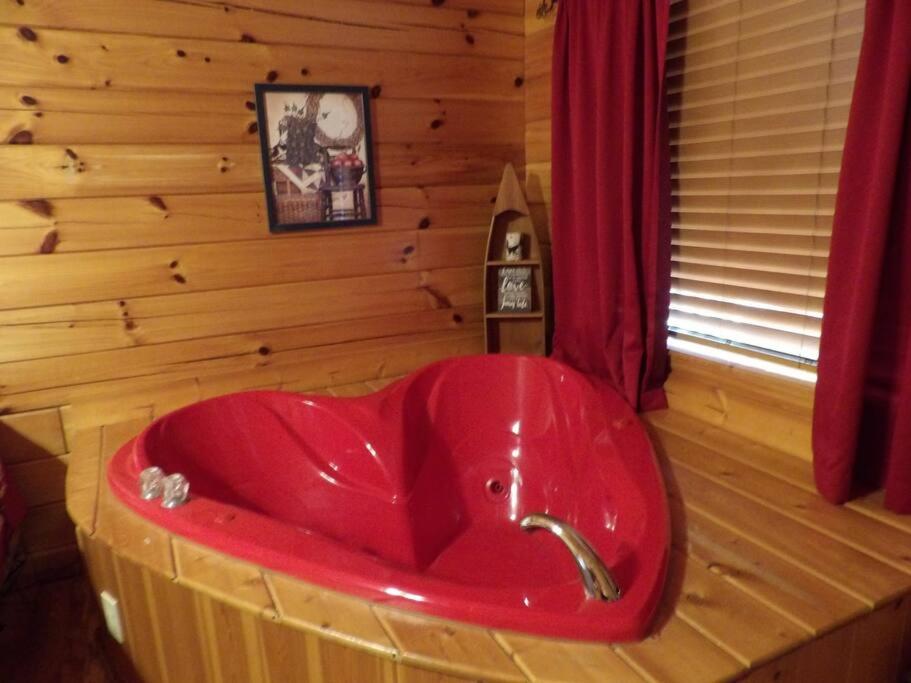 The heart-shaped spa tub beside the bedroom window · © Beary Tale