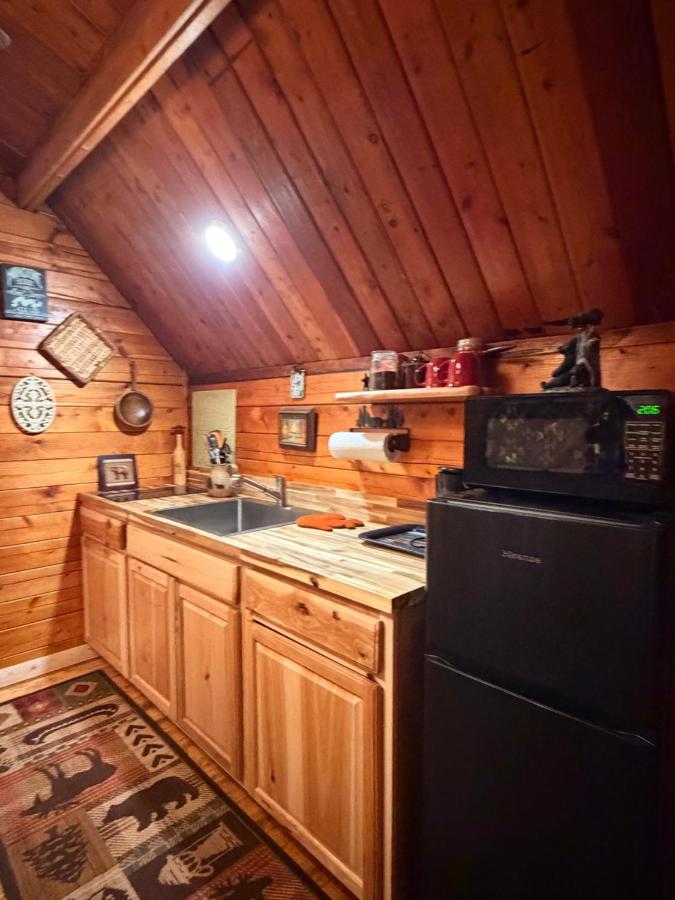 The compact kitchenette with stovetop, microwave and refrigerator · © Big Bear Log Cabin