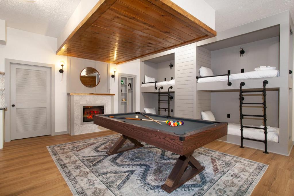 The game room with a pool table, built-in bunk beds and a climbing wall · © Bigfoot's Hideout