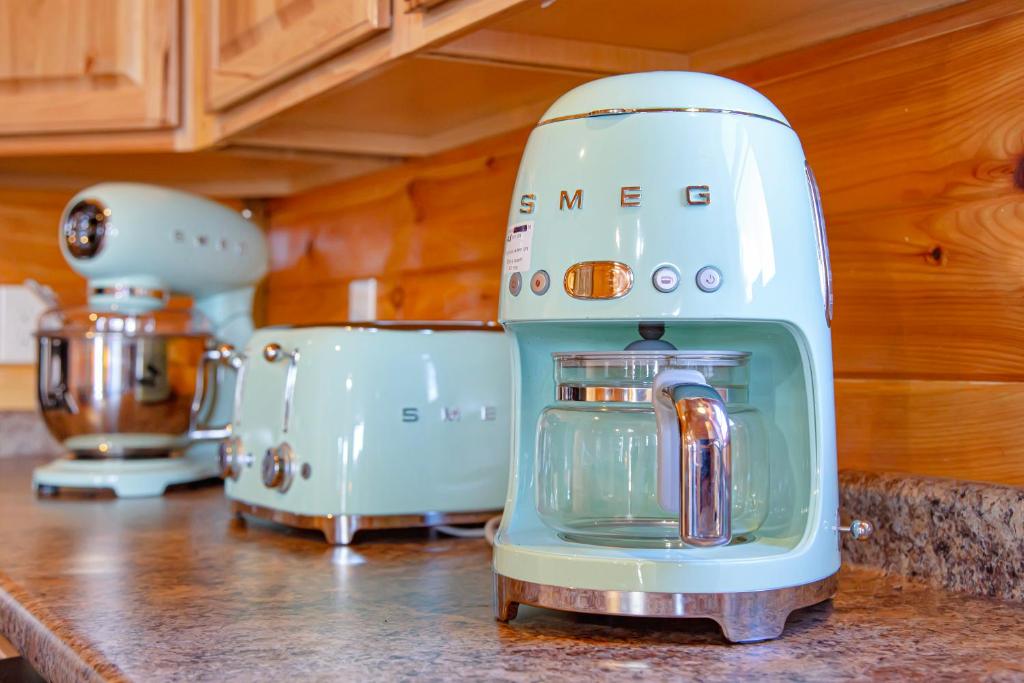 Retro pastel appliances lined up on the kitchen counter · © Cabin In The Smokeys