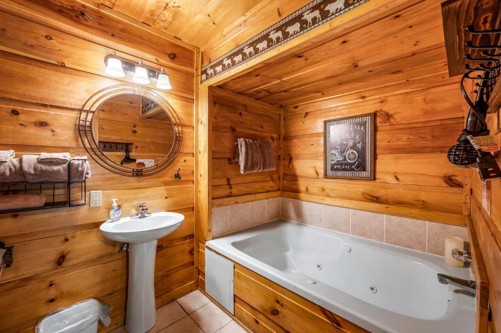 The jetted tub in one of the pine-lined bathrooms · © The Morning Mist Cabin