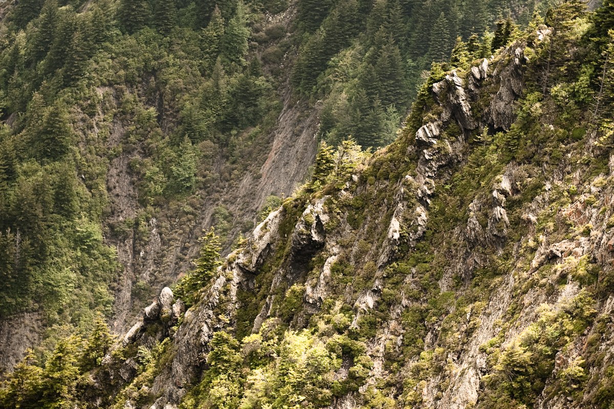 Crags and sheer slopes around Charlies Bunion