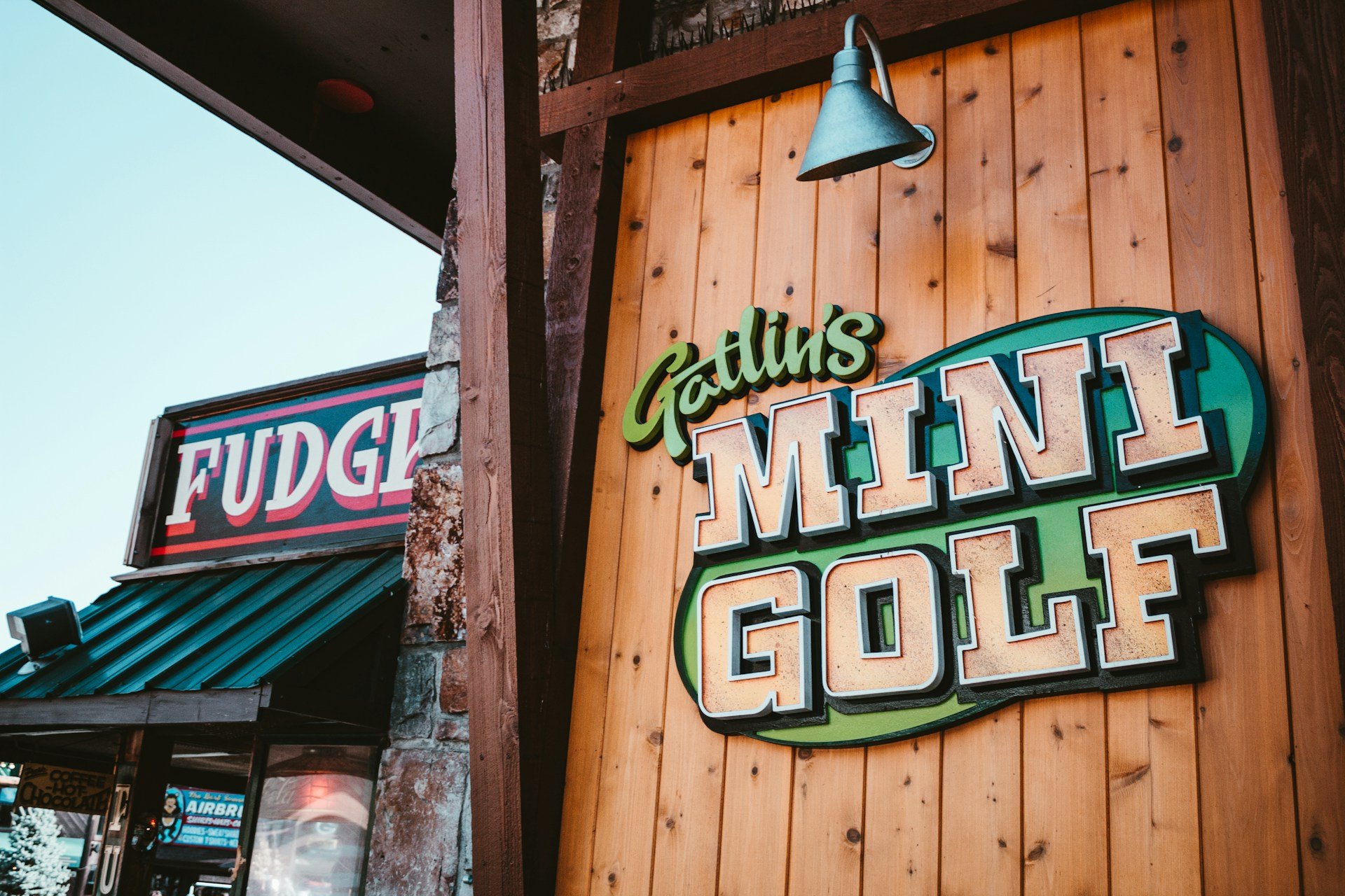 Gatlin's Mini Golf sign beside a fudge shop