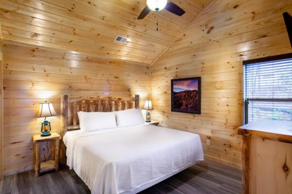 A pine-panelled bedroom with a Smoky Mountains print · © Escape to Nature's Embrace