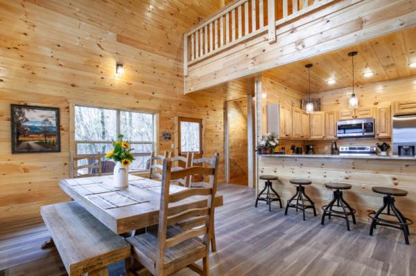 The dining table and breakfast bar below the loft · © Escape to Nature's Embrace