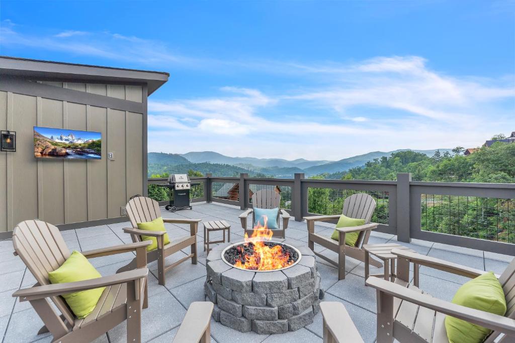 The rooftop fire pit and grill facing the mountains · © Bear Necessities