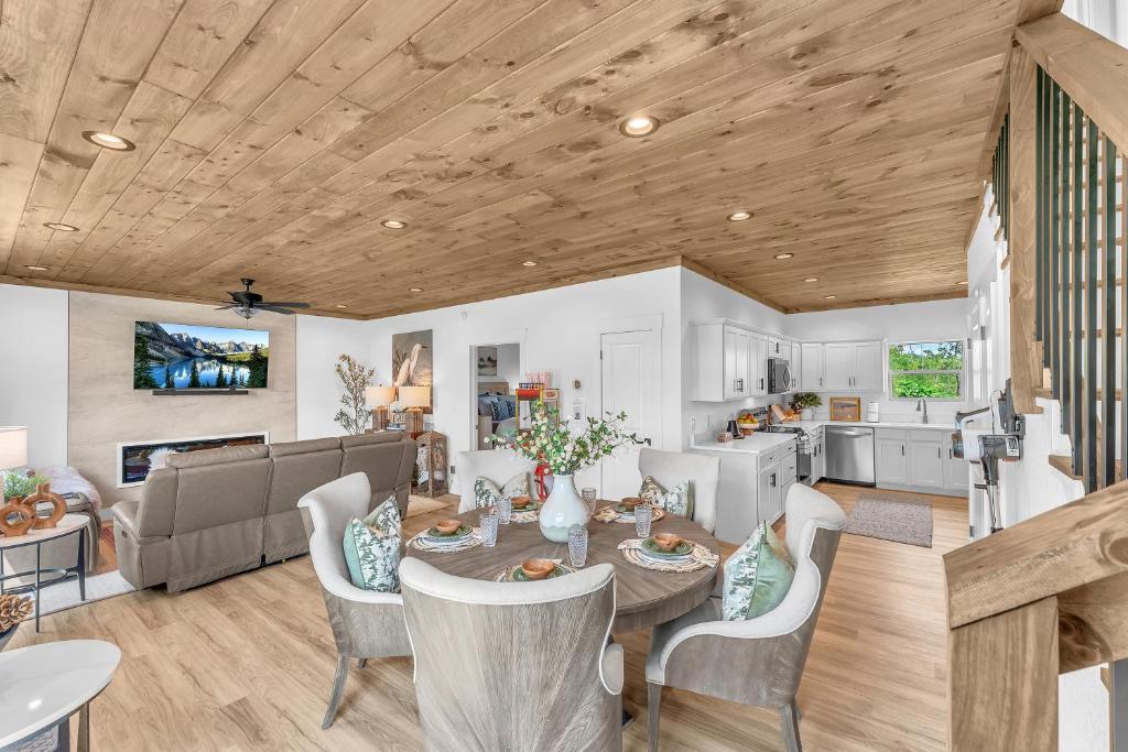 The open-plan dining area, living room and kitchen · © Bear Necessities