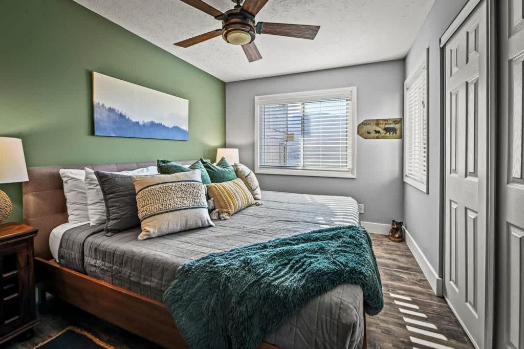 The king bedroom, green accent wall and ceiling fan · © Hesed Mountain Haven