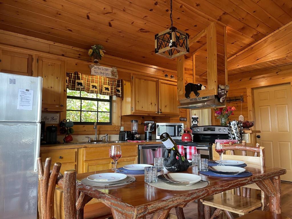 The pine kitchen and its log-legged dining table · © Honey Bear
