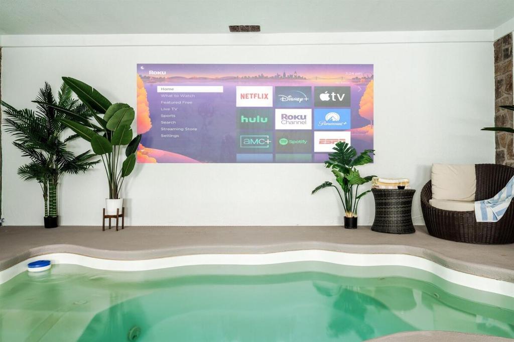 Honeymoon Cabin with a Private Indoor Pool