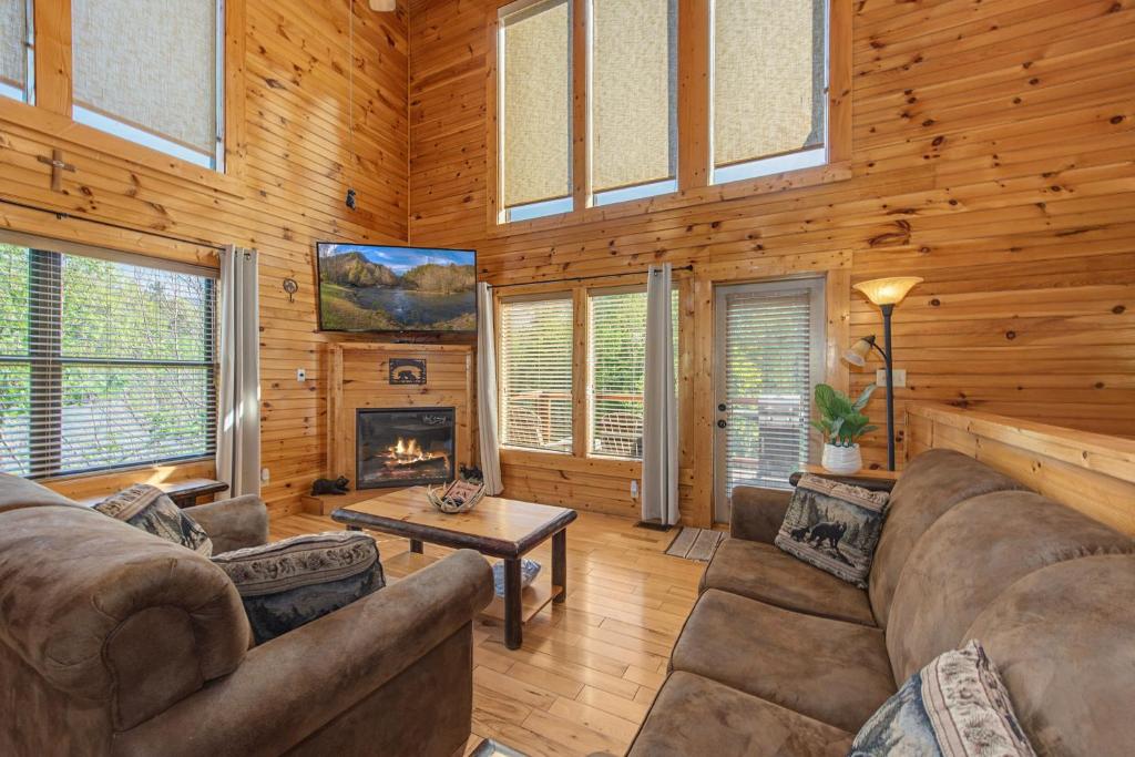 The high-ceilinged living room around its fireplace · © I Love View Too