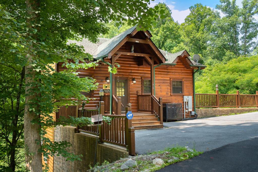 The front steps and porch off the paved drive · © I Love View Too
