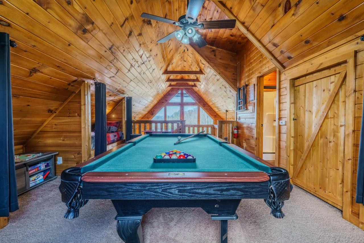 The full-size pool table in the peaked game loft · © Lazy Bear Lodge