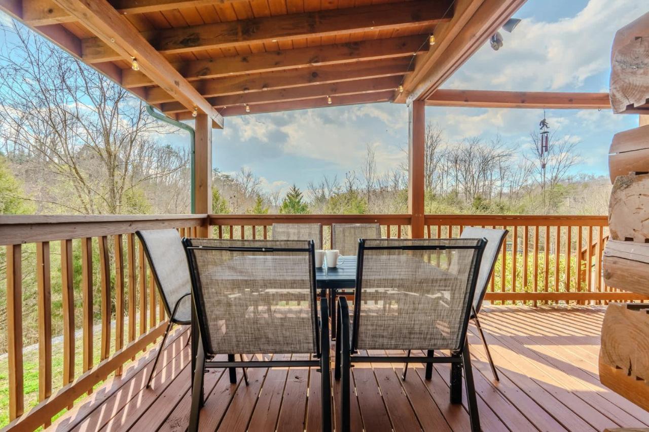 The dining deck looking out over the tree line · © Lazy Bear Lodge