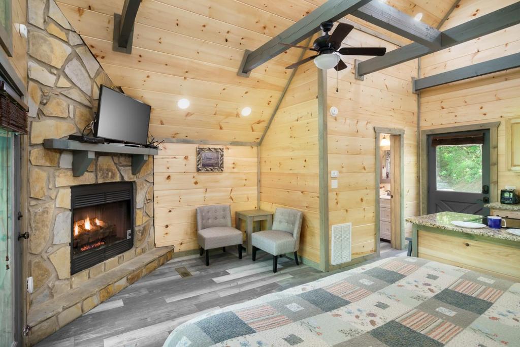 The pine studio, from the bed to the stone fireplace · © Lil' Smoky Studio