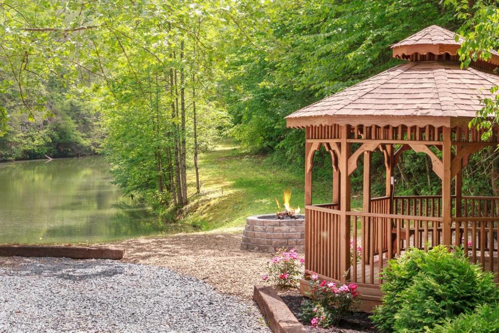 The shared gazebo and fire pit on the lakeshore, a short walk away · © Lil' Smoky Studio