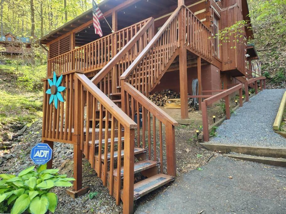 The front deck and steps down to the gravel drive · © MoonPie Hideaway