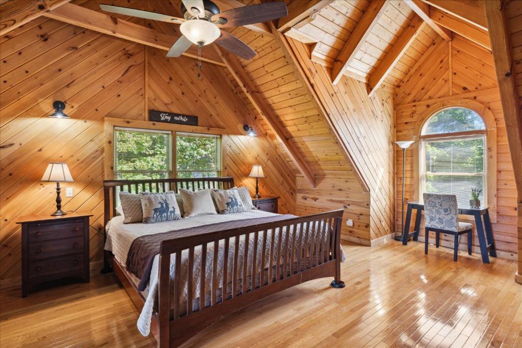 A king bedroom under the vaulted pine ceiling · © Mountain Haven Cabin