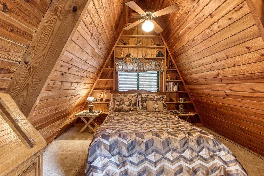 The loft bedroom inside the peak of the A-frame · © Mountain Springs Chalet