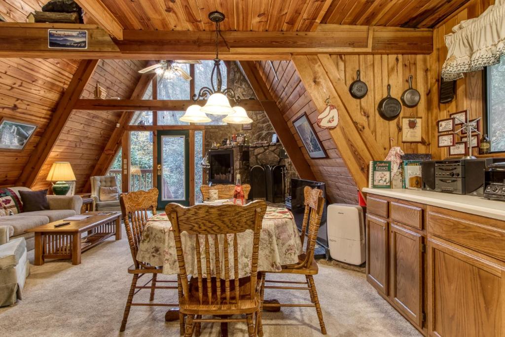The dining table between the kitchen and the hearth · © Mountain Springs Chalet