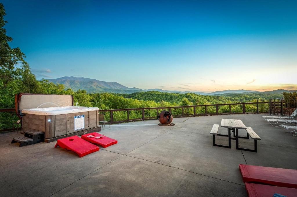 Hot tub, fire pit and picnic table facing the ridges · © Mountain View Mansion