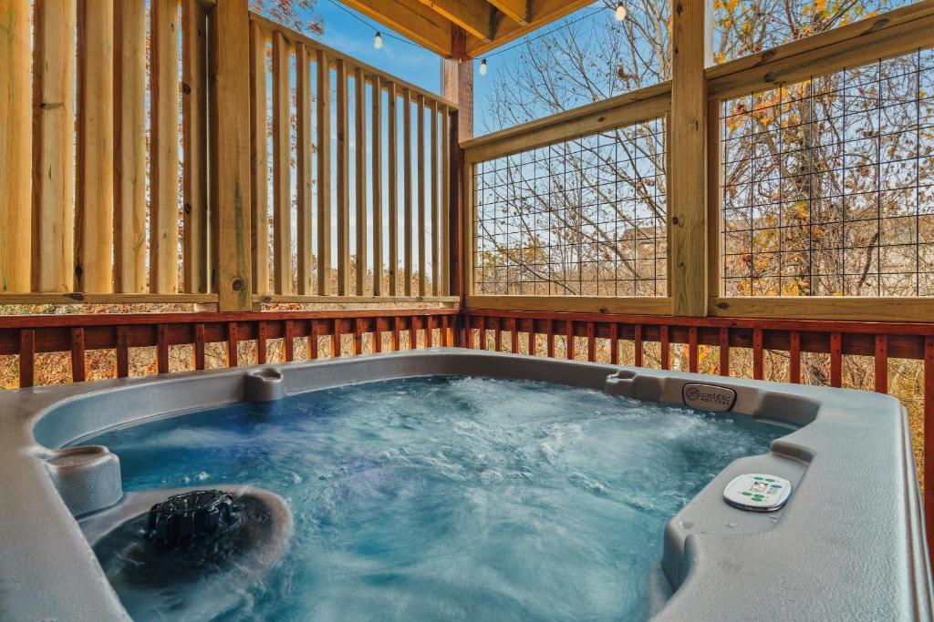 The private hot tub on the covered lower deck · © Mountains r Calling