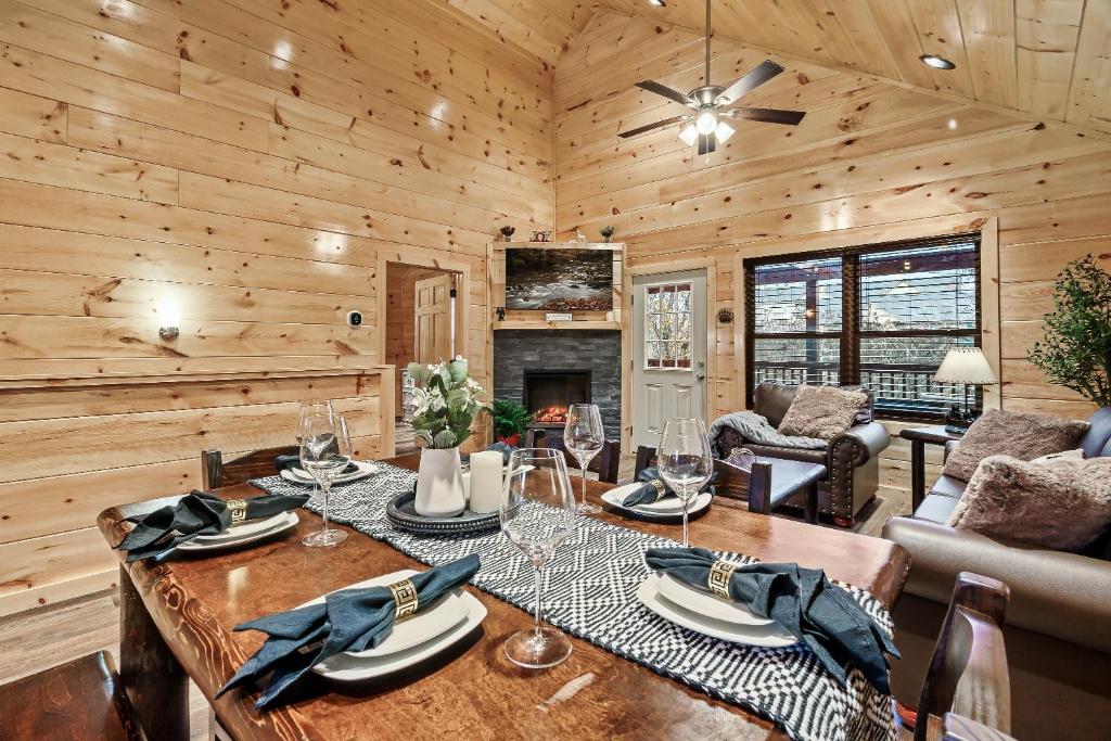 Dining table and living room under a vaulted pine ceiling · © Mountains r Calling