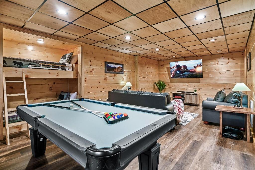 Pool table, TV lounge and built-in bunks in the game room · © Mountains r Calling