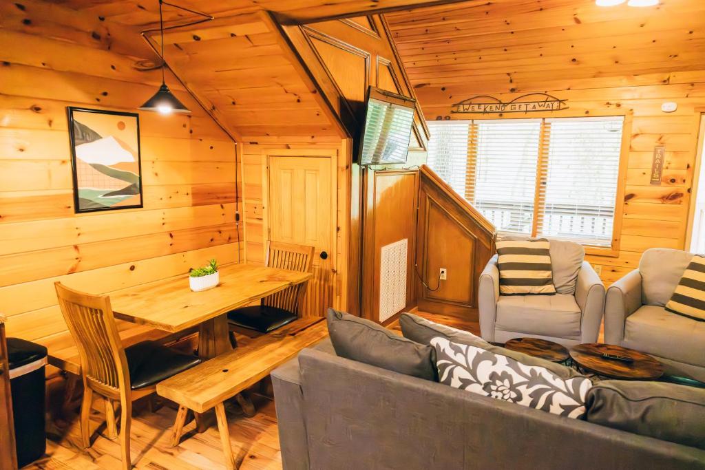 Sofa, armchairs and a pine dining table with a bench · © Ole Red Retreat
