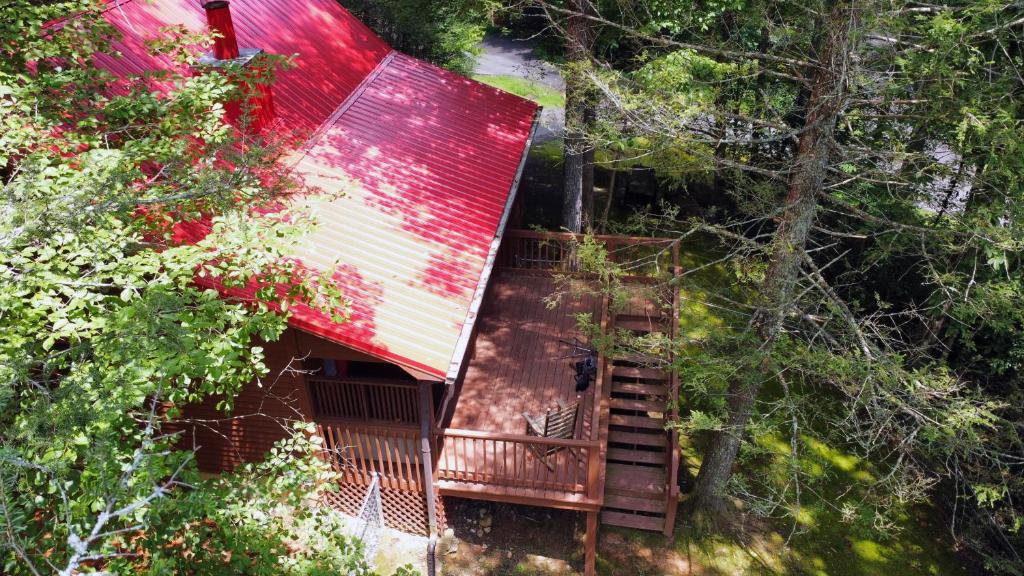 The red roof and side deck with its stairs, seen from above · © Ole Red Retreat