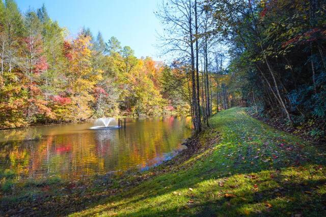 The fountain pond in autumn colour, a short walk from the cabin · © Peaceful Escape