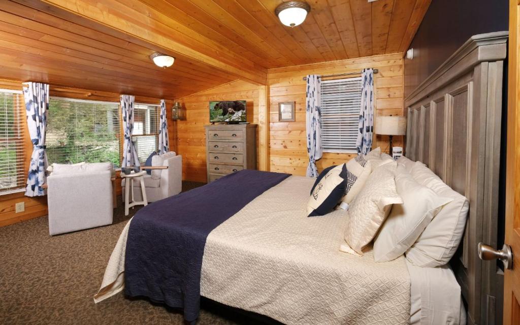 The bedroom, with a sitting corner by the windows · © Poolin Around
