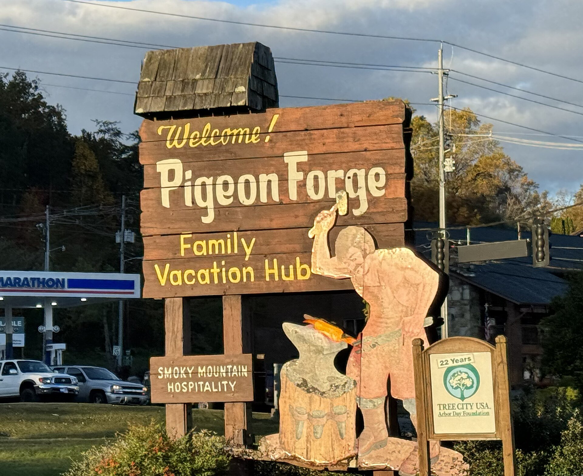Pigeon Forge's wooden welcome sign and its blacksmith figure