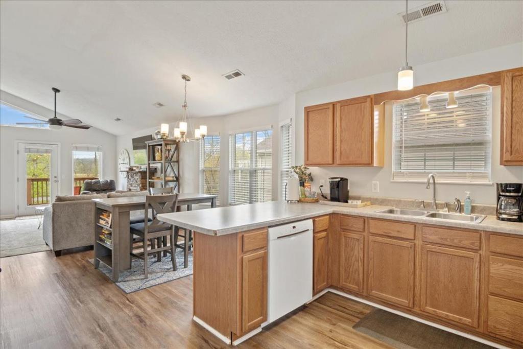 The open kitchen with a peninsula, looking through to the dining area · © River Oar'asis