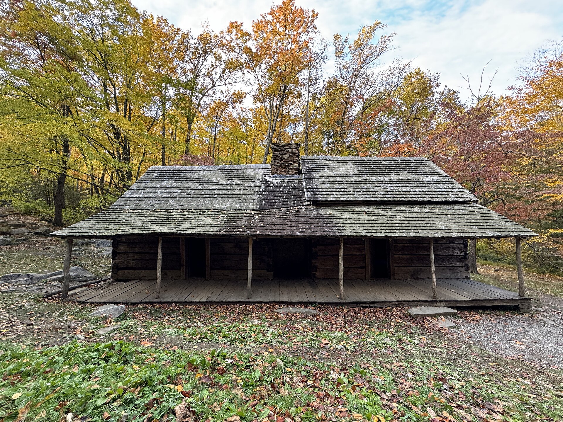 The Noah "Bud" Ogle cabin on Cherokee Orchard Road, before the motor trail