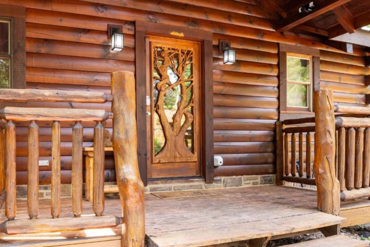 The carved-tree front door that gives the cabin its name · © Sereni-Tree Log Cabin