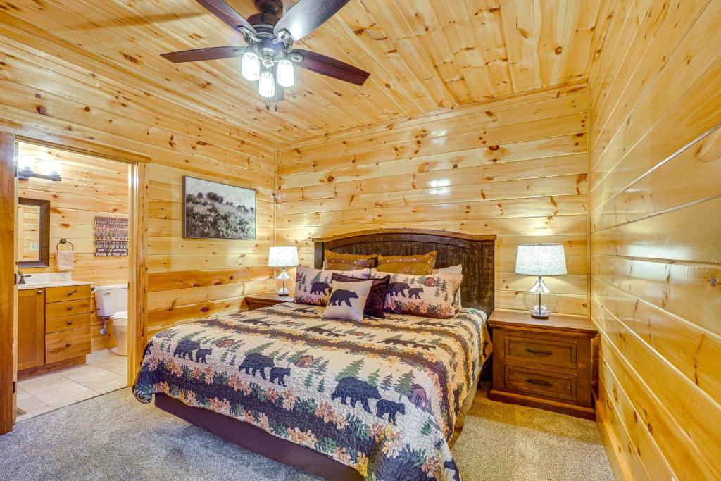 A pine-panelled bedroom with its en-suite bathroom · © Shady Pines