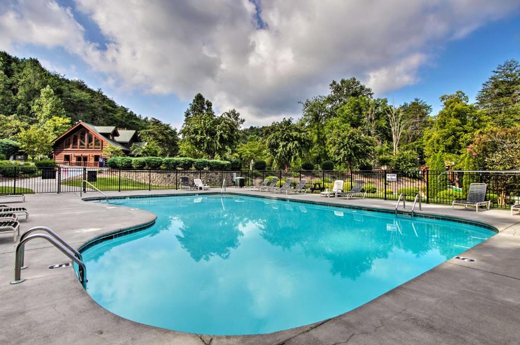 The resort's shared outdoor pool below the wooded hills · © Shady Pines