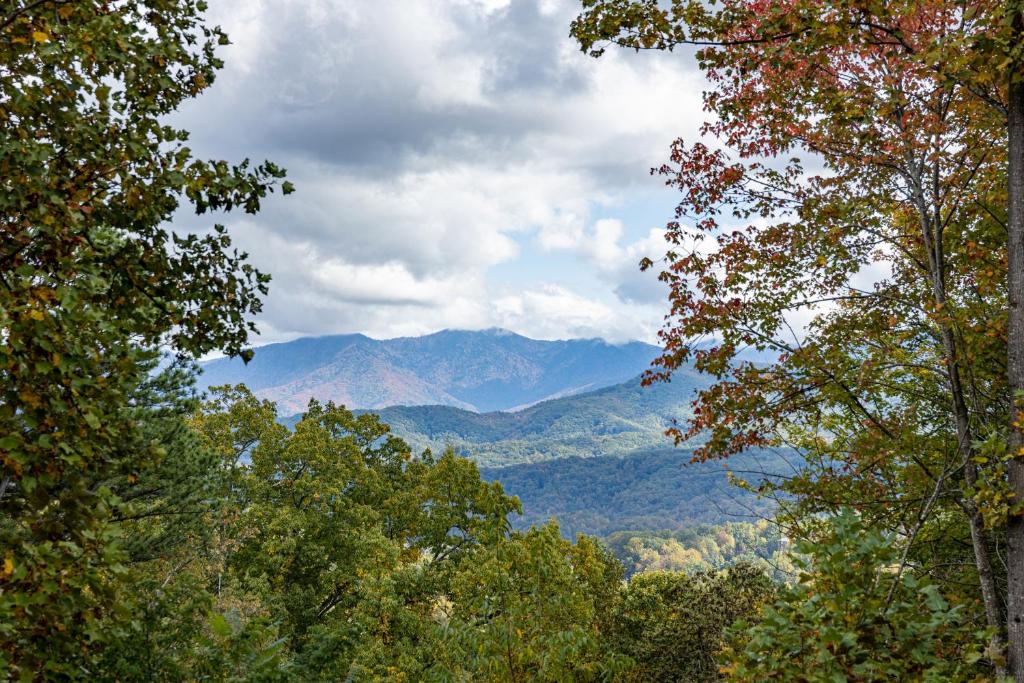 Layered Smoky Mountain ridges beyond the autumn trees · © Smoky Retreat