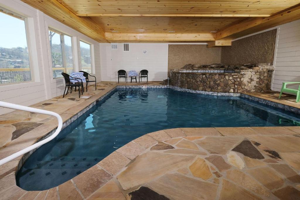 The indoor pool and its raised stone spa · © Splash 'N Heavenly Views
