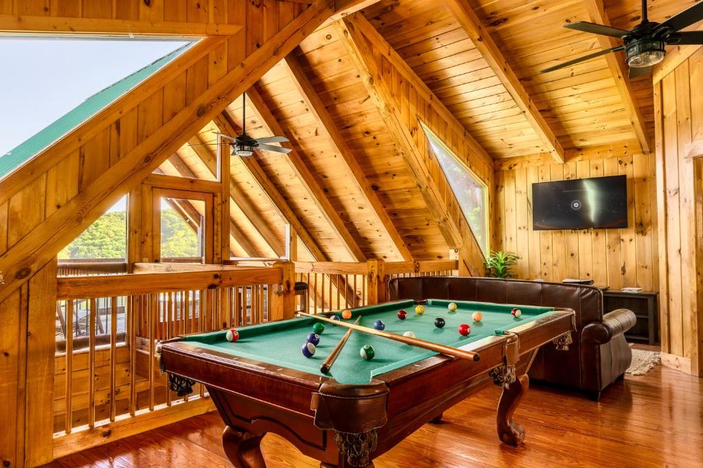 The pool table in the timber-framed upstairs loft · © Splashtacular