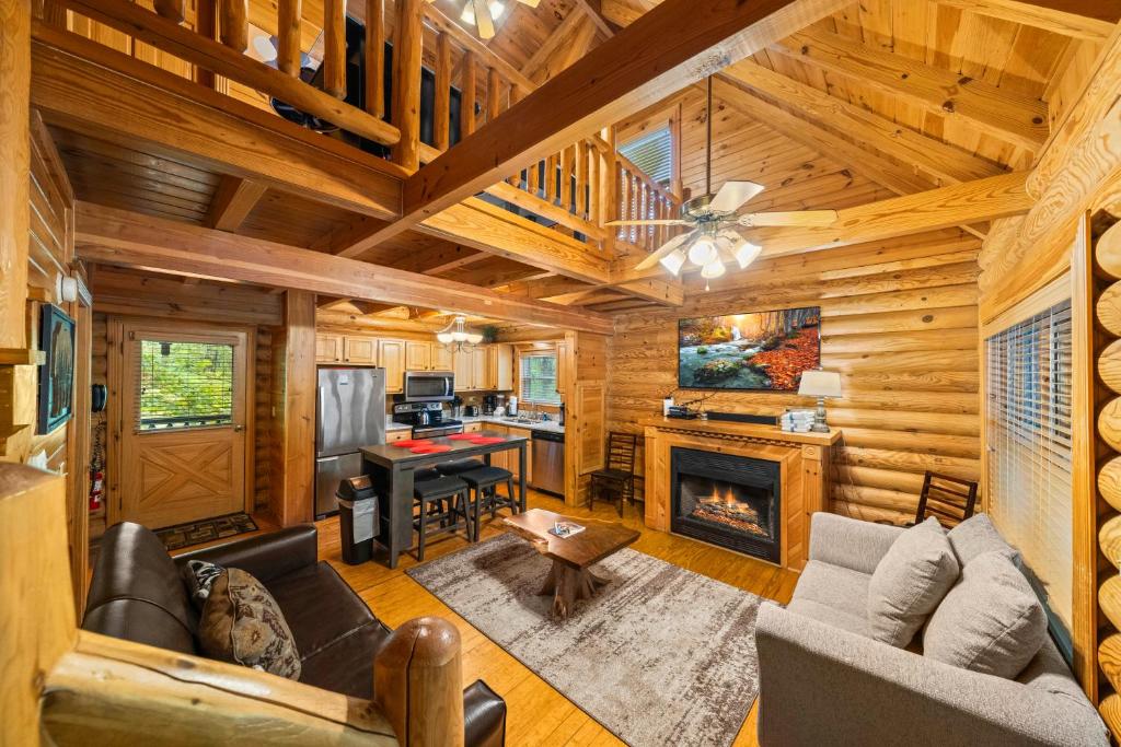 The open living room, fireplace and kitchen under the loft · © The Alpenhaus