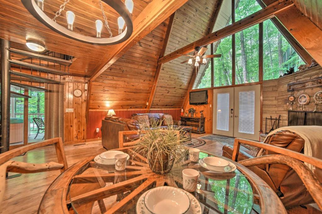 The wagon-wheel dining table and the spiral stair to the loft · © The Green-Roof A-Frame