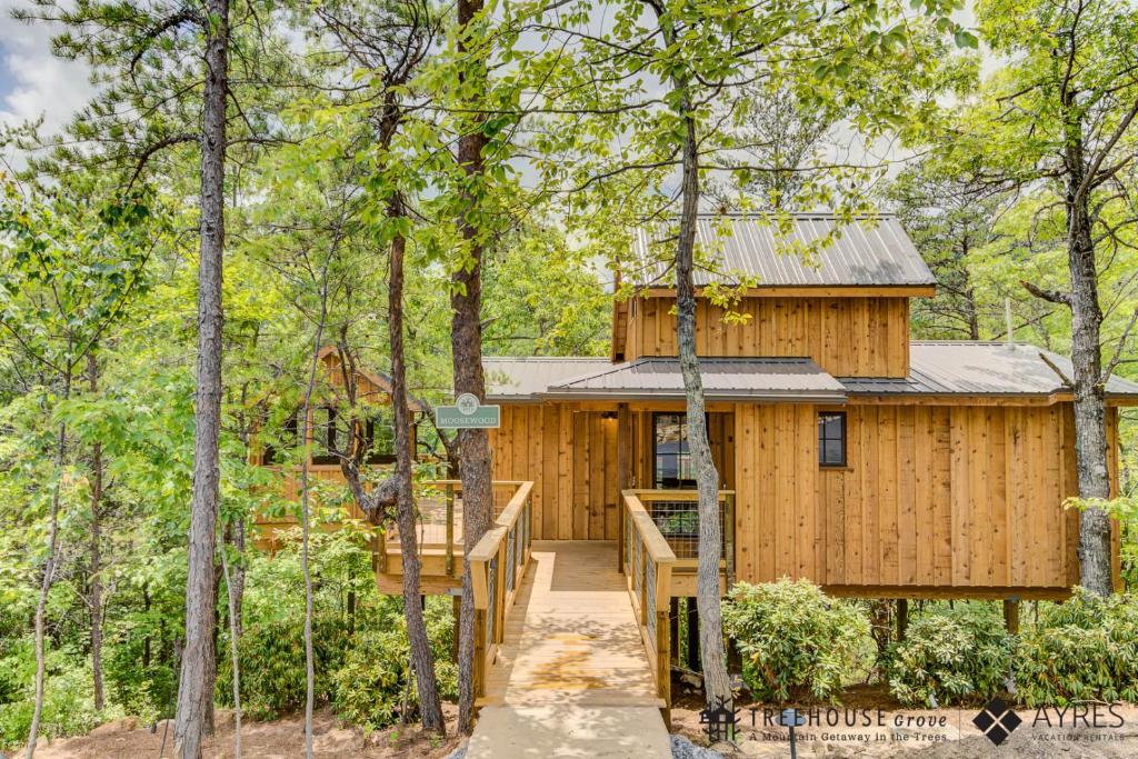 The wooden footbridge to the front door · © The Moosewood at Treehouse Grove