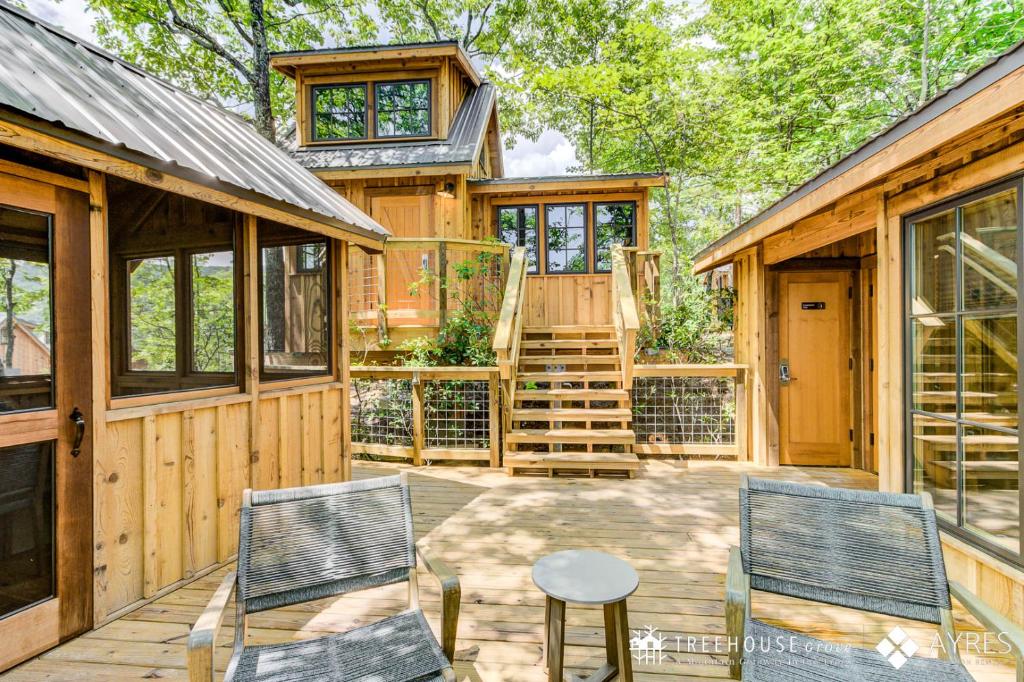 The deck courtyard between timber buildings · © The Mulberry at Treehouse Grove