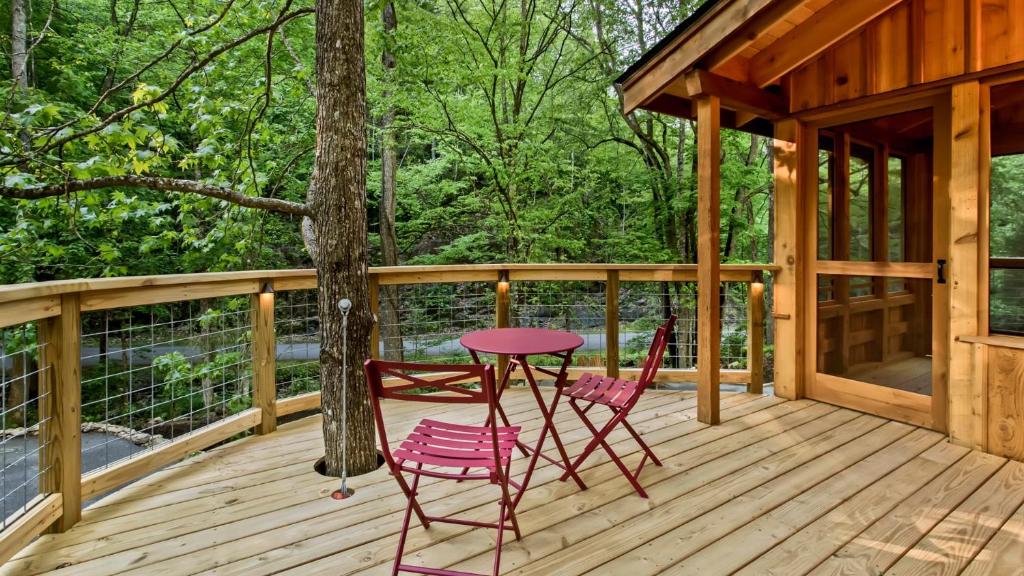 A living trunk rising through the open deck · © The Poplar at Treehouse Grove