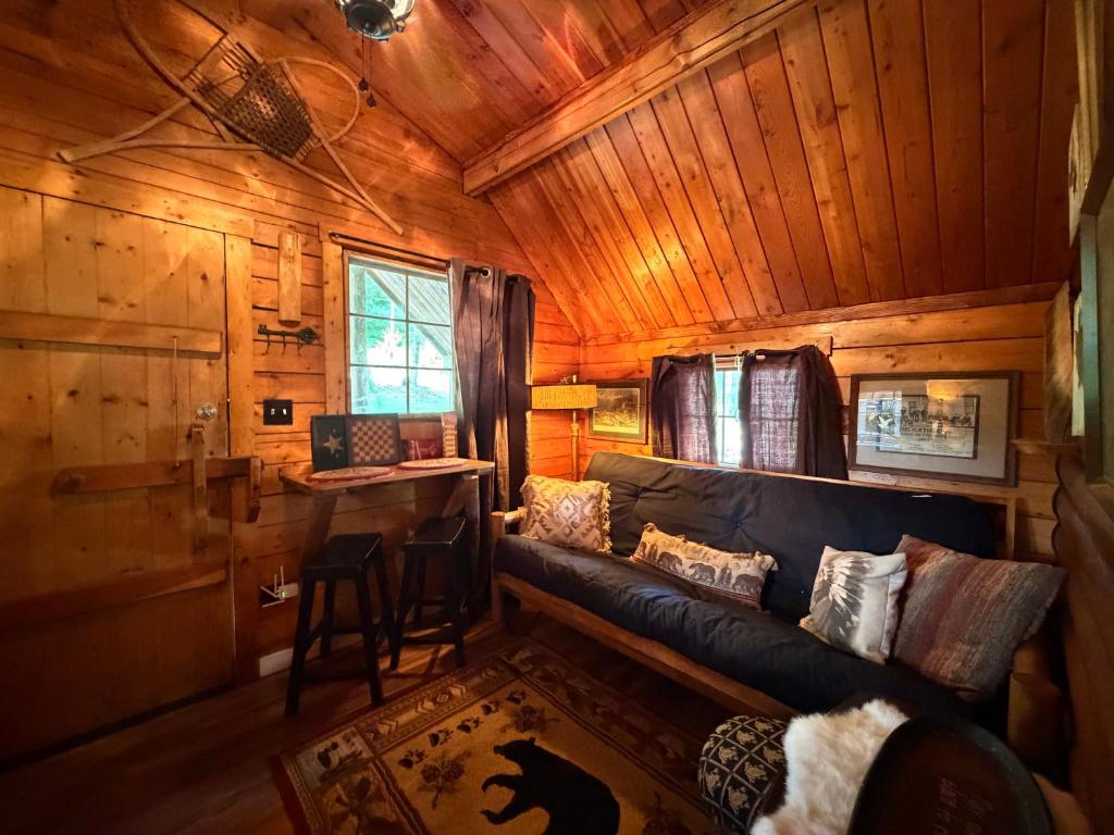 The living area with a futon sofa, snowshoes on the wall and bar seating · © The Raven